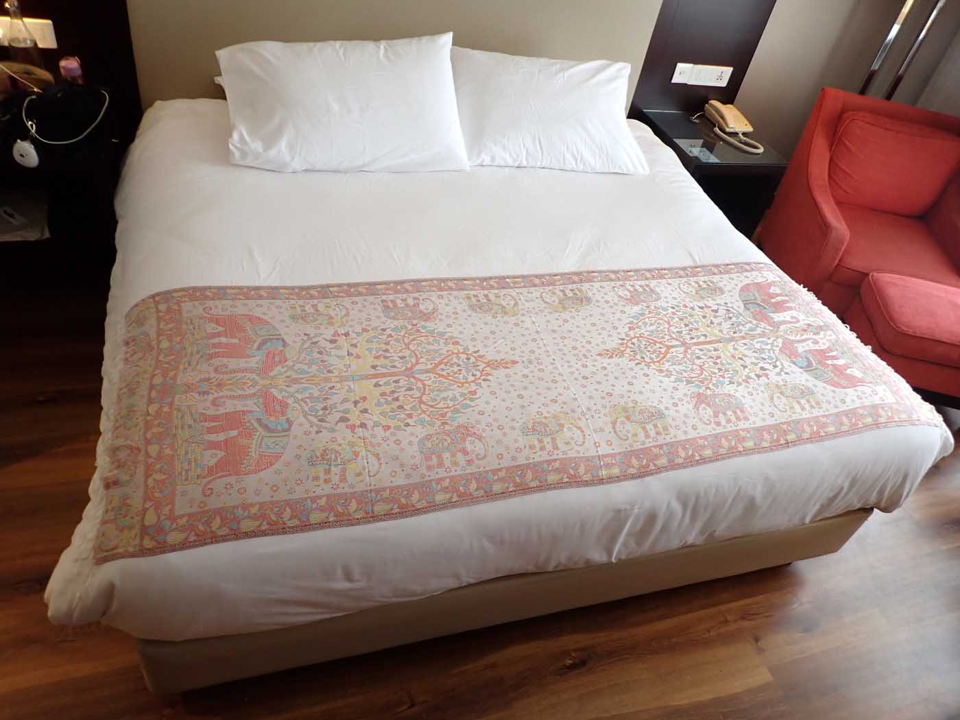 Kashmiri Wool & Silk Stole — Beige with 28 Elephants — photo 15